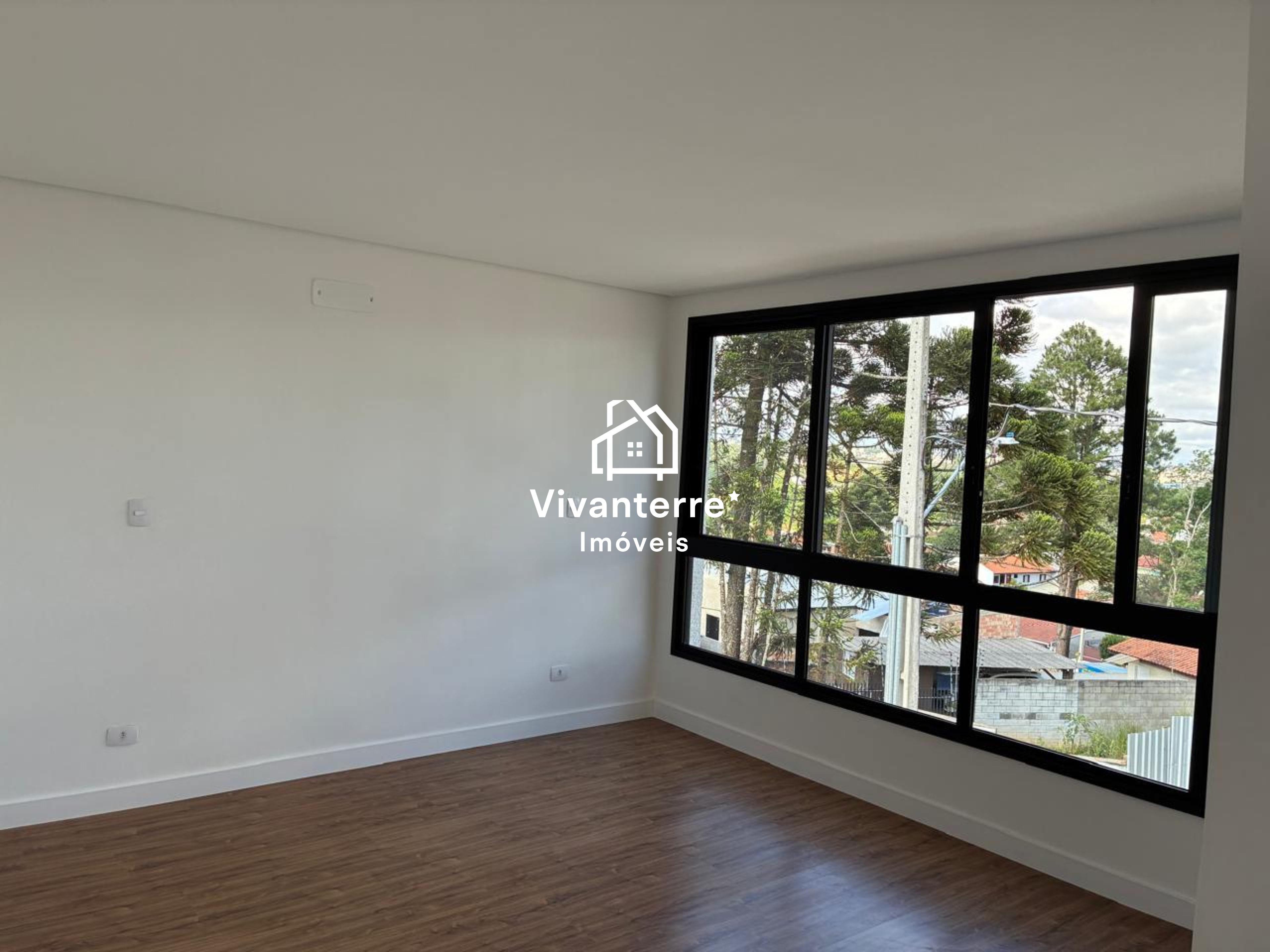 Sobrado à venda no Residencial Reserva Bonvini, em Santa Cândida, Curitiba-PR.