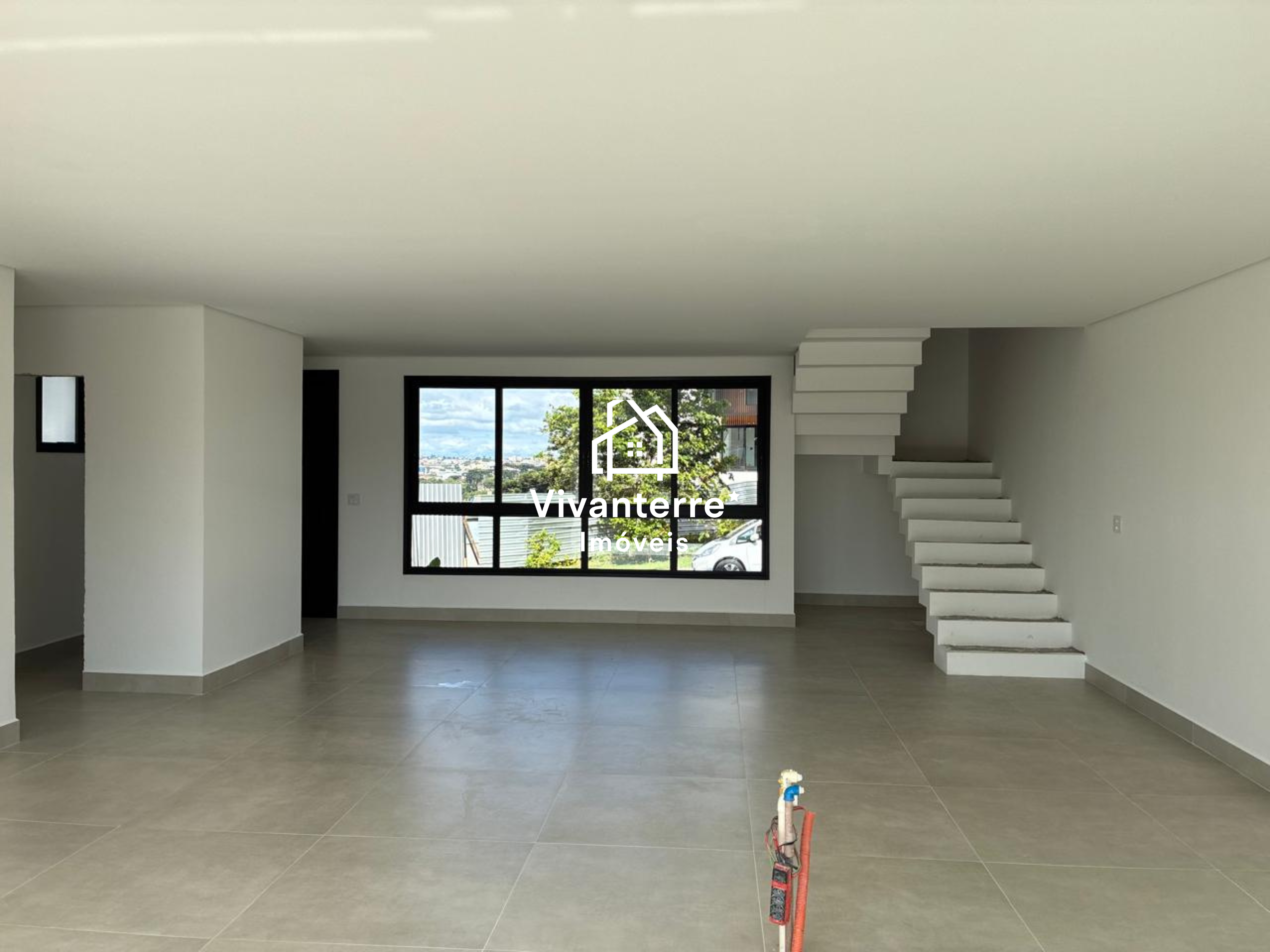 Sobrado à venda no Residencial Reserva Bonvini, em Santa Cândida, Curitiba-PR.