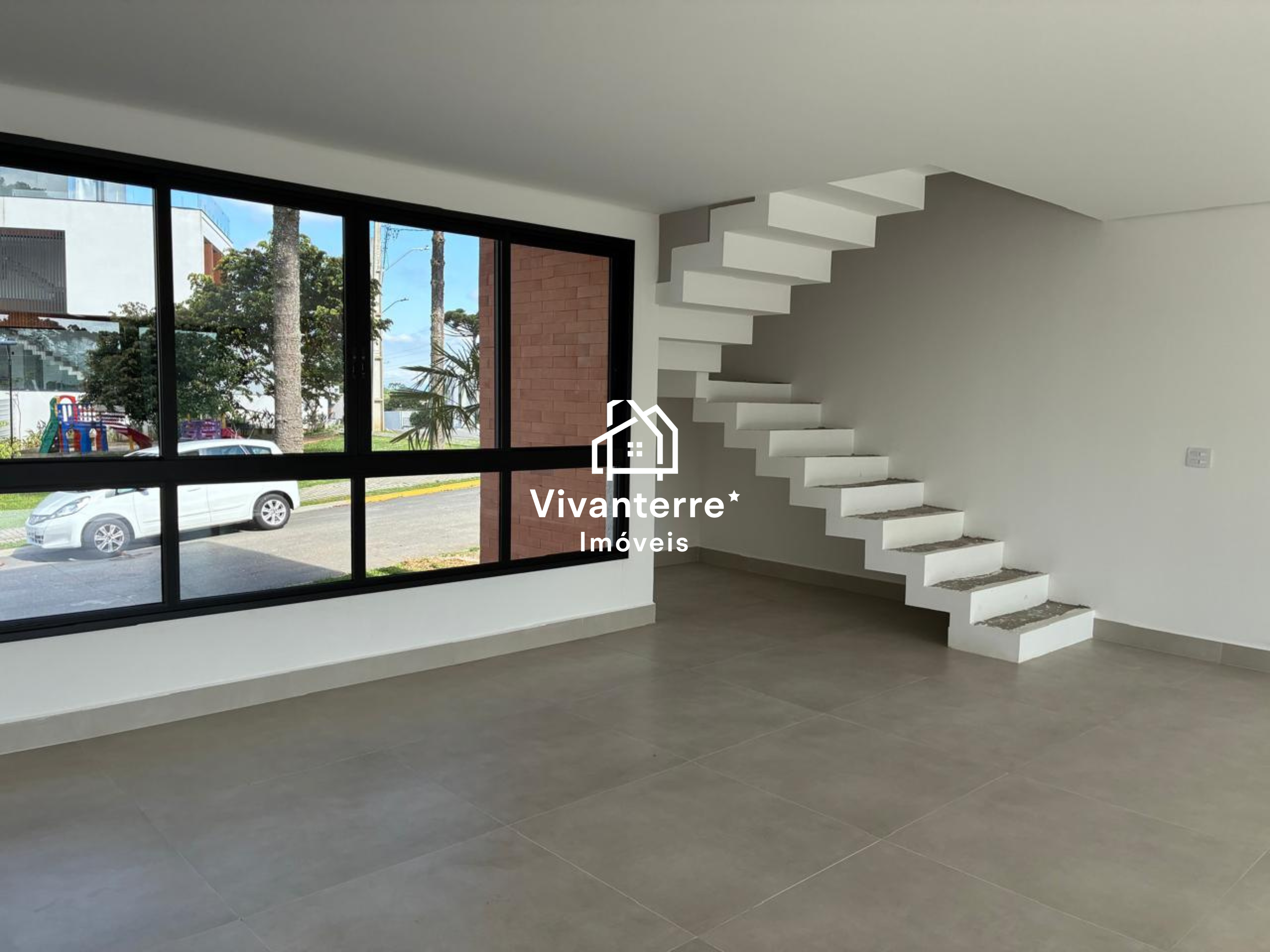 Sobrado à venda no Residencial Reserva Bonvini, em Santa Cândida, Curitiba-PR.