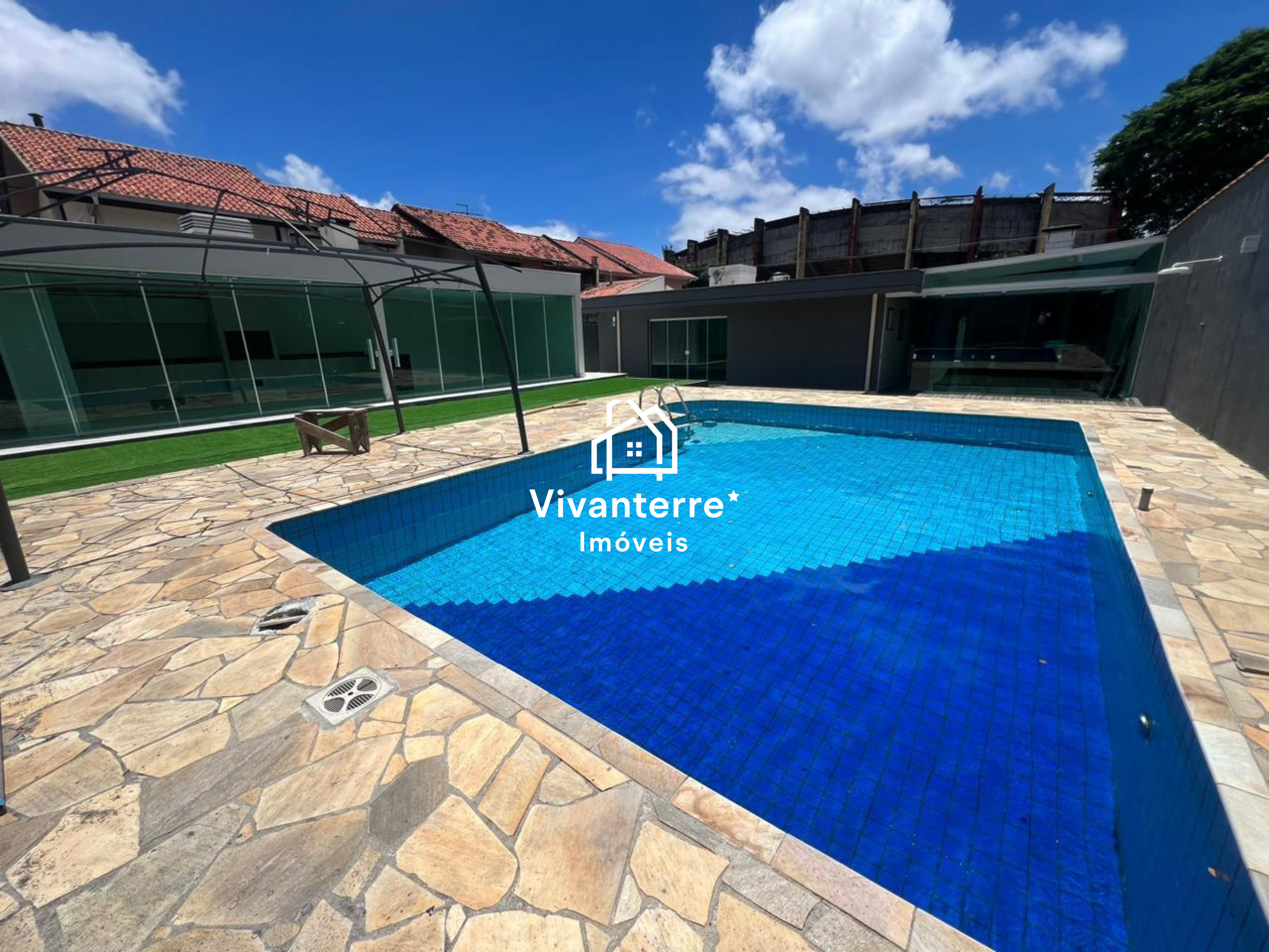 CASA DE ALTO PADRÃO COM 650 m², LAZER COMPLETO E NEGOCIAÇÃO FLEXÍVEL - SEU IMÓVEL OU BEM PODE ENTRAR NO NEGÓCIO!
